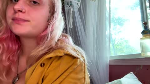 Snapshot of _peaceoutgirlscout_ chatting on 10.04.25 _peaceoutgirlscout_ online show from 10.04.25