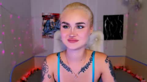 Snapshot of _ravena chatting on 10.19.25 _ravena online show from 10.19.25