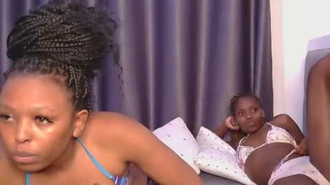 Snapshot of _roxxana chatting on 11.19.25 Roxxana online show from 11.19.25