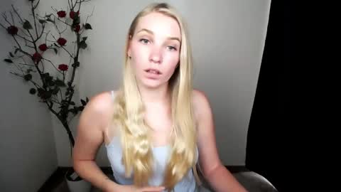 Snapshot of _snow_queen__ chatting on 05.18.26 Rachel online show from 05.18.26