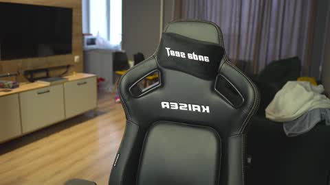 OLIVERpvt is open online show from 02.21.25