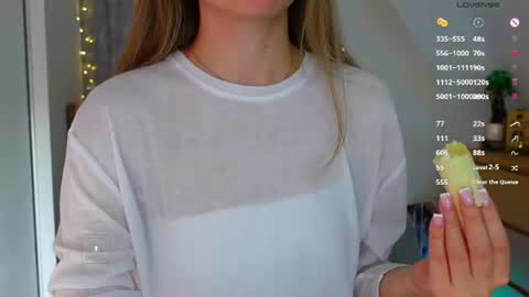 Snapshot of _sweetcams_ chatting on 06.25.26 Dasha online show from 06.25.26