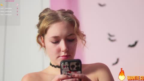 Snapshot of _taylor_swift chatting on 11.05.25 Taylor online show from 11.05.25