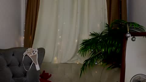 Snapshot of _violet_mills_ chatting on 01.12.25 Violet online show from 01.12.25