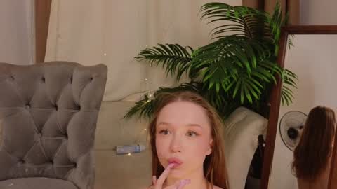 Snapshot of _violet_mills_ chatting on 01.19.25 Violet online show from 01.19.25