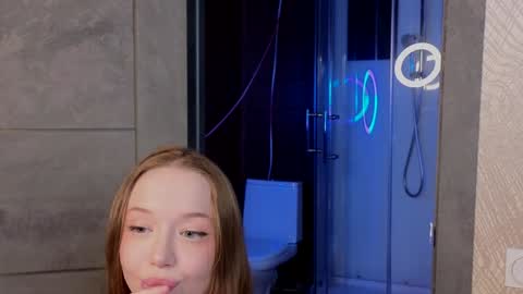 Snapshot of _violet_mills_ chatting on 02.05.25 Violet online show from 02.05.25