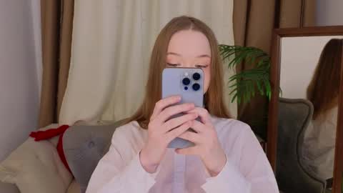Snapshot of _violet_mills_ chatting on 02.16.25 Violet online show from 02.16.25