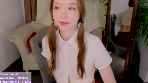 Snapshot of _violet_mills_ chatting on 03.09.25 Violet online show from 03.09.25