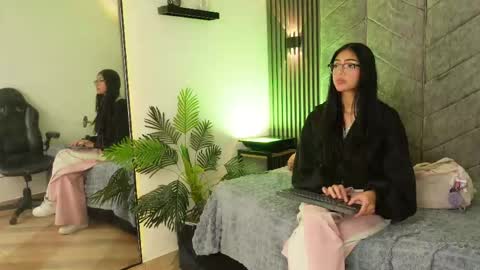 Snapshot of _viollettenoir_ chatting on 04.27.26 online show from 04.27.26