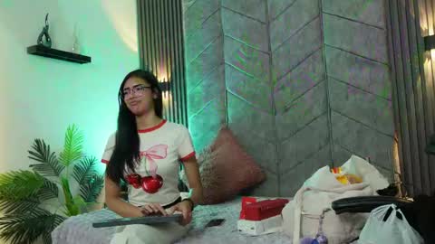 Snapshot of _viollettenoir_ chatting on 05.14.26 online show from 05.14.26