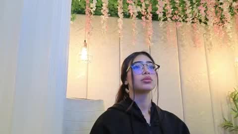 Snapshot of _viollettenoir_ chatting on 05.17.26 online show from 05.17.26
