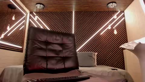 Snapshot of _white_fox_ chatting on 02.20.25 white fox online show from 02.20.25