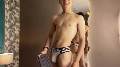 Aaron Ezequiel online show from 10.18.25