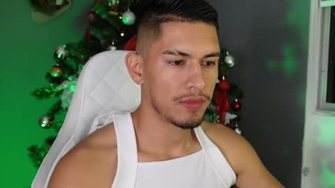 Snapshot of aaronfox_ chatting on 12.11.24 AARON online show from 12.11.24