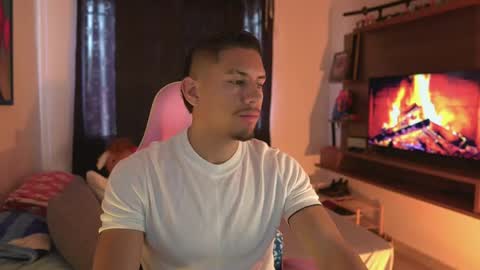 Snapshot of aaronfox_ chatting on 05.11.26 AARON online show from 05.11.26