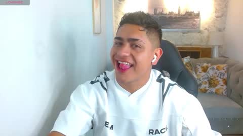 Snapshot of aaronn_12 chatting on 09.12.25 Aaron online show from 09.12.25