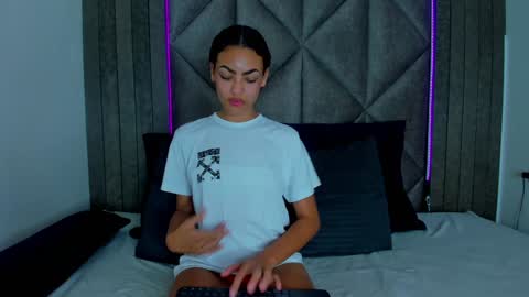 Snapshot of aashleytaylor chatting on 01.21.25 AASHLEY online show from 01.21.25