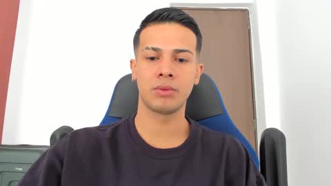 Independence model AbelAsburgo online show from 12.17.24