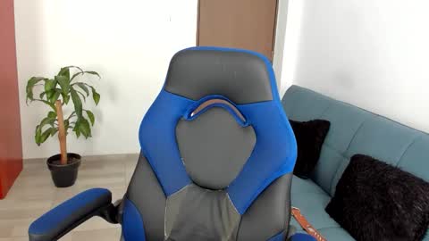 Independence model AbelAsburgo online show from 11.17.25