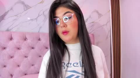 Snapshot of abrilquintana chatting on 05.15.26 Abril online show from 05.15.26
