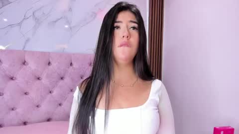 Snapshot of abrilquintana chatting on 05.16.26 Abril online show from 05.16.26
