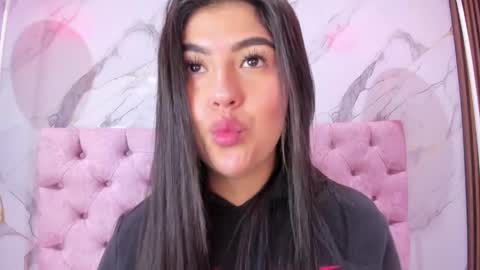 Snapshot of abrilquintana chatting on 05.18.26 Abril online show from 05.18.26