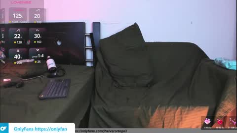 centric independent model   online show from 02.22.25