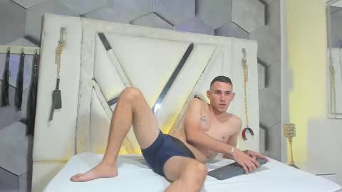 Snapshot of adammendoza34 chatting on 10.04.25 adammendoza34 online show from 10.04.25