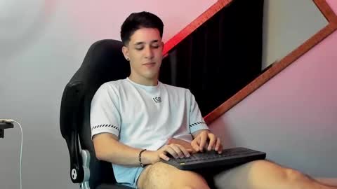 Snapshot of adan_rivas chatting on 03.11.25 adan online show from 03.11.25