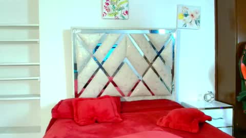 Snapshot of adelefunn chatting on 12.01.25 Adele online show from 12.01.25