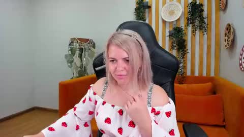 Snapshot of adeleravelle chatting on 07.16.26 AdeleRavelle online show from 07.16.26