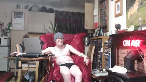 Snapshot of adinkerke53 chatting on 12.25.24 lizard keeper online show from 12.25.24