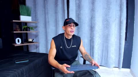Snapshot of adrian_rae chatting on 01.04.25 online show from 01.04.25