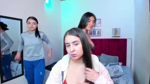 Snapshot of afroditaandsoffi chatting on 01.16.25 Afrodita Chery y Hermione online show from 01.16.25