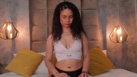 Snapshot of agatha_mendoza chatting on 10.16.25 AgathaMendoza online show from 10.16.25