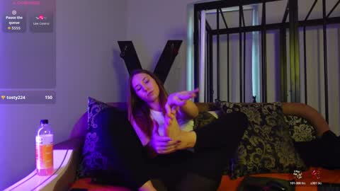 Agelina Lilly Laura online show from 10.25.25