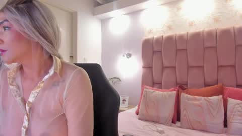Snapshot of aishathorne chatting on 10.08.25 aisha online show from 10.08.25