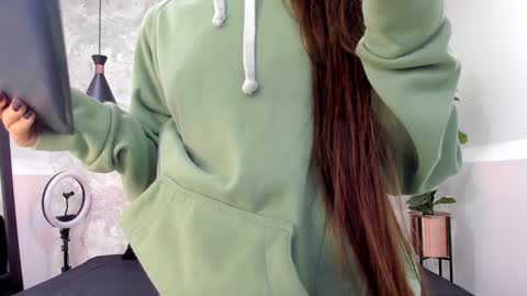 Snapshot of aitana_baker_ chatting on 01.04.25 little aitana  online show from 01.04.25