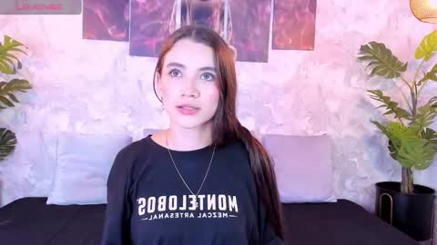 Snapshot of aitana_baker_ chatting on 10.20.25 little aitana  online show from 10.20.25