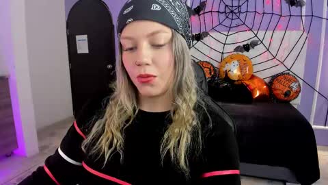 Snapshot of alaia_greyy chatting on 10.15.25 Alaia online show from 10.15.25
