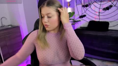 Snapshot of alaia_greyy chatting on 10.25.25 Alaia online show from 10.25.25