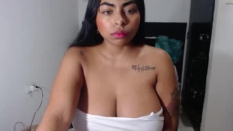 Snapshot of alanajonees chatting on 12.24.24 alanajonees online show from 12.24.24