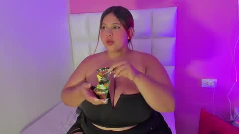 Snapshot of alanna_hot3 chatting on 06.25.26 Ana online show from 06.25.26
