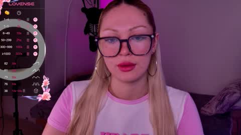 Snapshot of aleksacandy chatting on 11.21.25 aleksacandy online show from 11.21.25