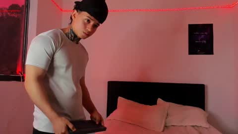 Snapshot of alessandro_wolf chatting on 02.24.25 Alessandro online show from 02.24.25