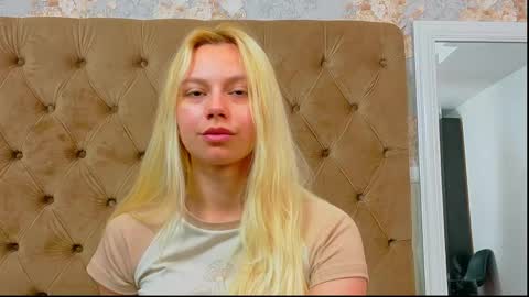 Snapshot of alessiacroft chatting on 05.17.26 alessiacroft online show from 05.17.26