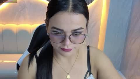 Snapshot of alexaa_tx chatting on 11.16.25 Online 2200 to 600 online show from 11.16.25