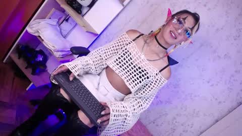 alexaavandercloude online show from 04.17.26