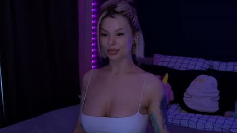 Snapshot of alexamason chatting on 07.14.26 Alexa Mason online show from 07.14.26
