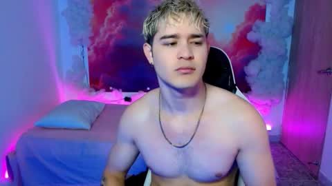 Snapshot of alexpierss chatting on 12.01.25 Alex online show from 12.01.25
